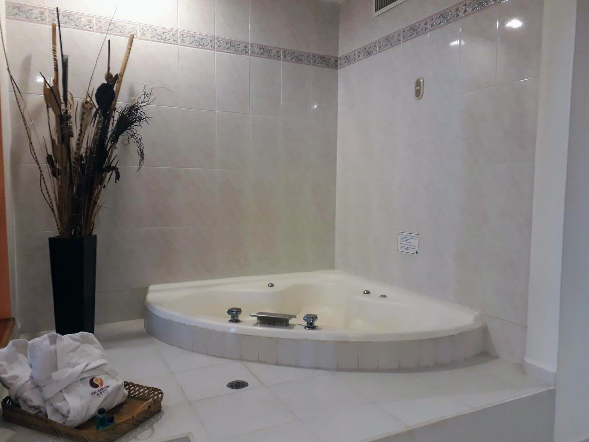 San Juan Park Hotel Сан-Хуан-дель-Ріо Екстер'єр фото A whirlpool bathtub
